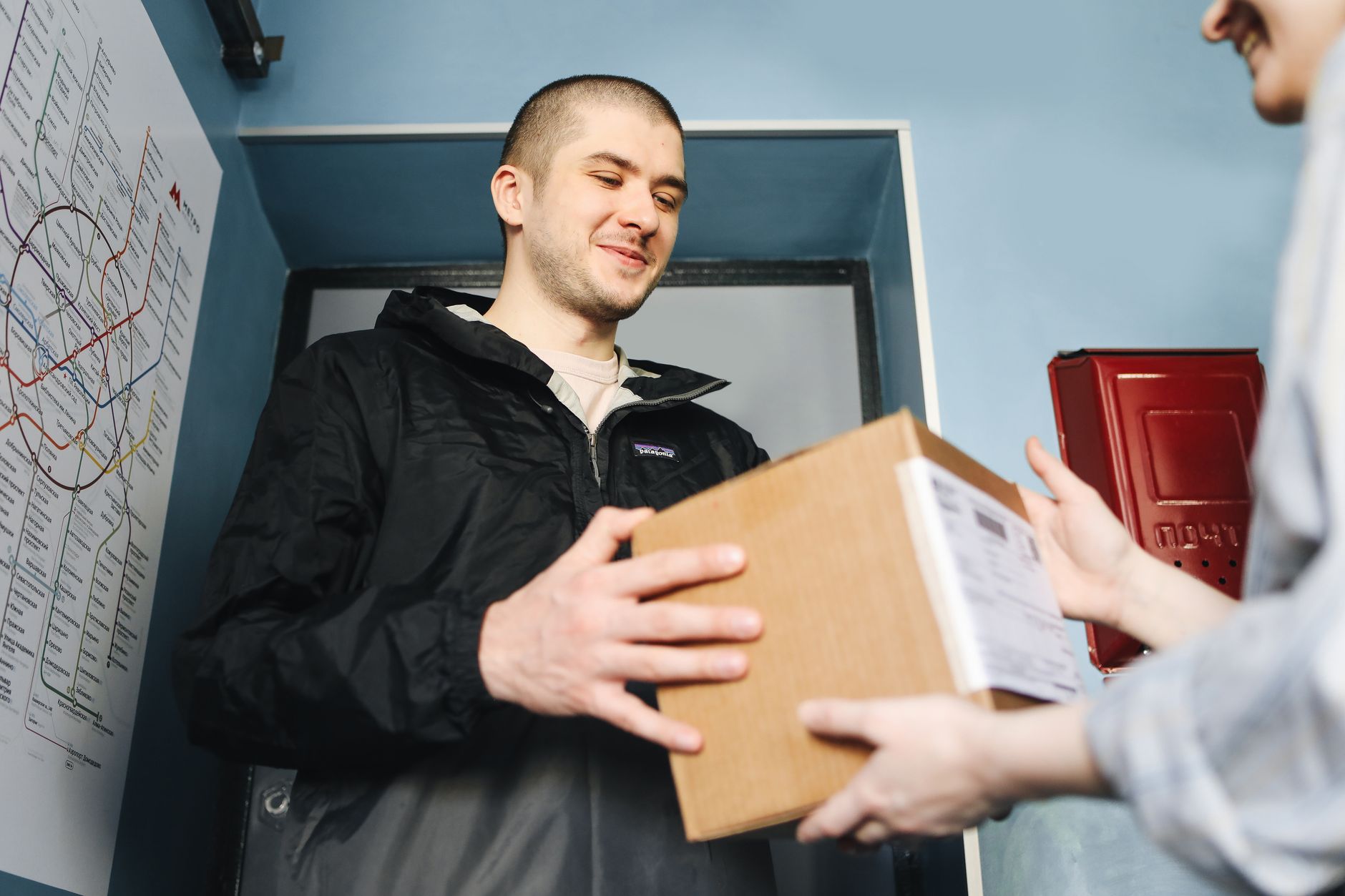 Kurye teslimat sırasında işletmeye paket veriyor